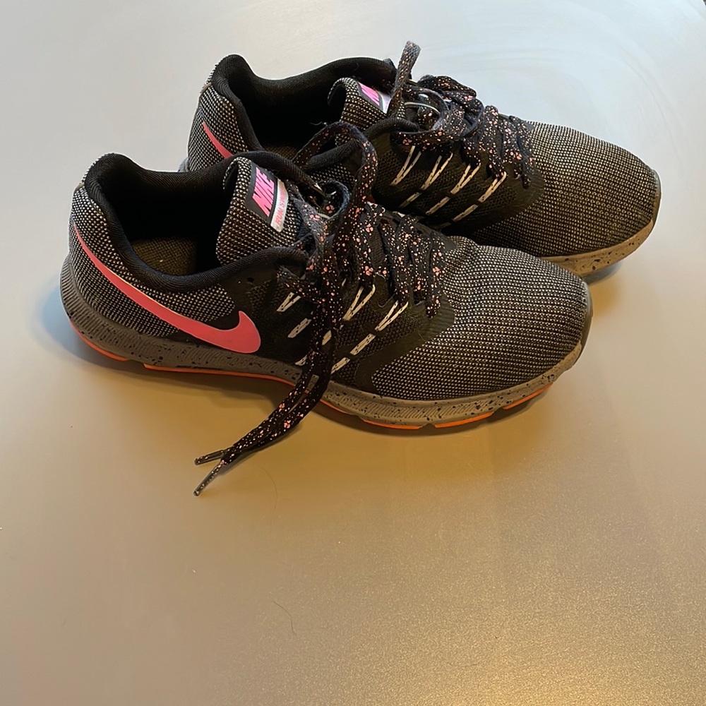 Women’s Nike Tennis Shoes, size 9.5 medium GUC